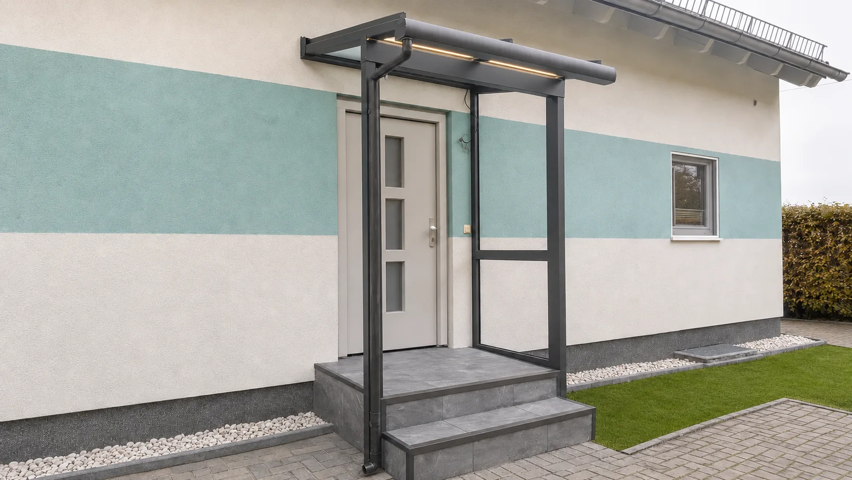 Eingangsüberdachung mit Licht in Berlin-Hellersdorf